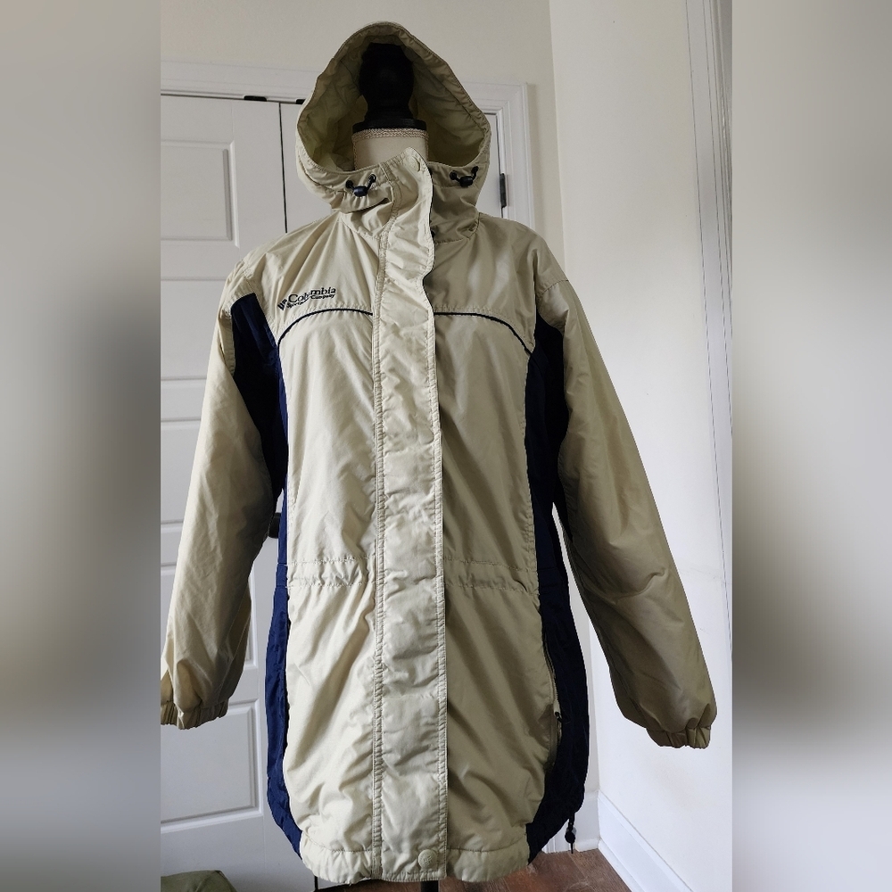 Preowned womens size small,‎ Columbia jacket with hood